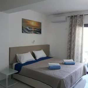  Apartment P.l Hermes &